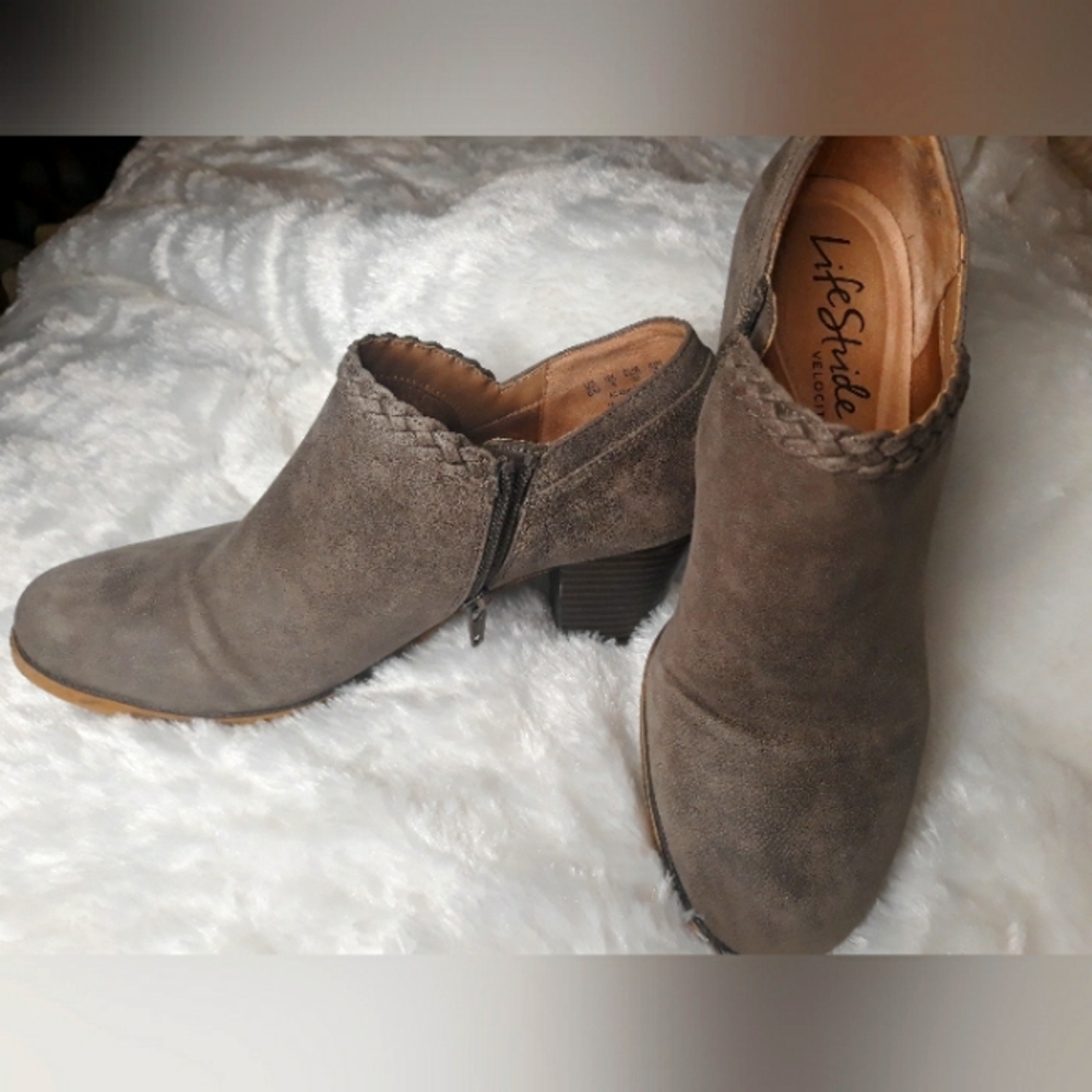 Lifestride Tan Ankle boots with distressed soles Size 8M